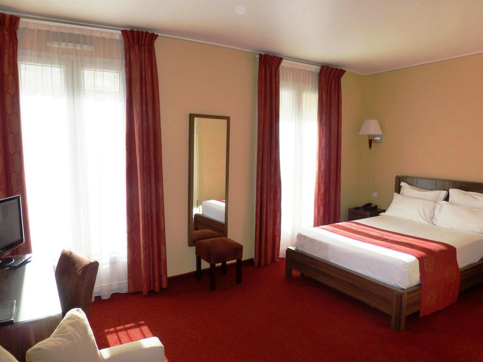 Hotel Capitole Beausoleil Exterior photo