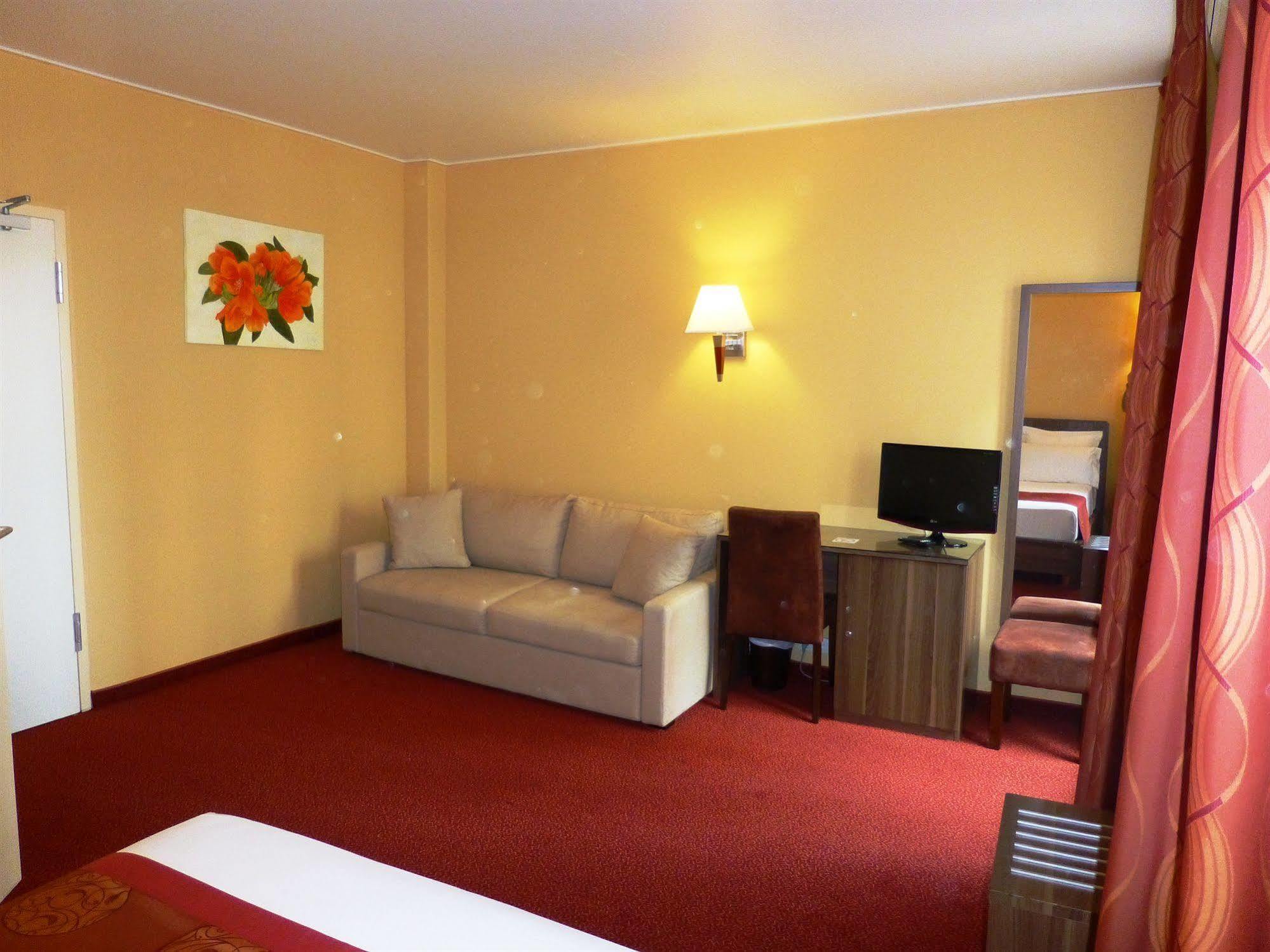 Hotel Capitole Beausoleil Exterior photo